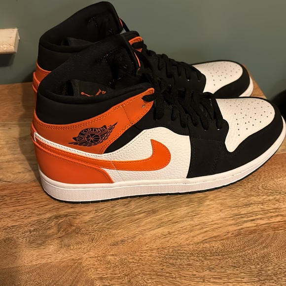 Nike Air Jordan 1 Mid
NWOB - Picture 2 of 8